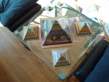 Piramide orgonite Roer 12 cm, bijenwas, fluoriet, pyriet, metalen.