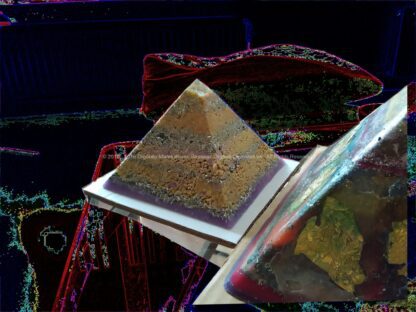 Fluorite 17 cm piramide orgonite, bijenwas, fluoriet, pyriet en metalen.