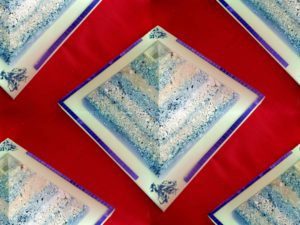 Fluorite 17 cm piramide orgonite