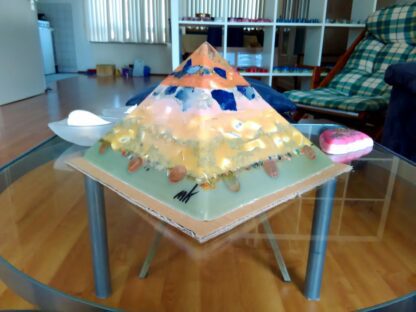 Wilhelm 24 cm pyramid orgonite, mineralen, kristallen, metalen en bijenwas.