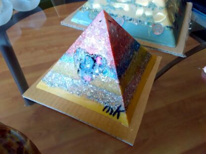 Piramide Orgone Tourmalijn Hart 17 cm, bergkristallen, een tourmalijn hart, bijenwas en metalen.