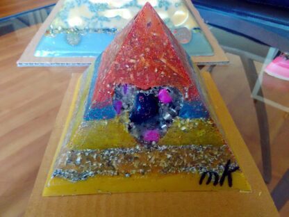 Piramide Orgone Tourmalijn Hart 17 cm, bergkristallen, een tourmalijn hart, bijenwas en metalen.