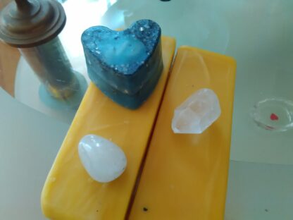 Piramide orgone Bergkristall Hart 17 cm, 2 Bergkristall, en kwart hart, bijenwas, metalen.