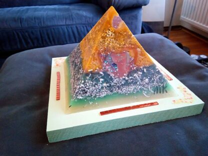 Budapest heart 17 cm pyramid orgonite