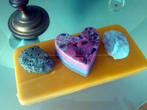 Jasper hart 17 cm piramide orgonite, fluoriet, pyriet, bijenwas, metalen, een jasper hart.