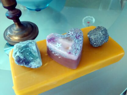 Shine Heart 17 cm pyramid orgonite, een amethist kwarts, een pyriet en een Shine Heart orgonite hart, bijenwas, metalen.