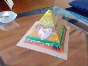 Shine Heart 17 cm pyramid orgonite, een amethist kwarts, een pyriet en een rode jasper orgonite hart, bijenwas, metalen.