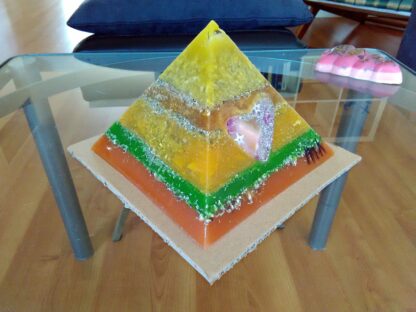 Shine Heart 17 cm pyramid orgonite, een amethist kwarts, een pyriet en een Shine Heart orgonite hart, bijenwas, metalen.