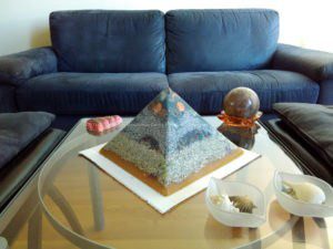 Crazy Diamond piramide orgonite 24 cm, bergkristal, witte kwarts, fluoriet, familie van kwarts, bijenwas, metalen.