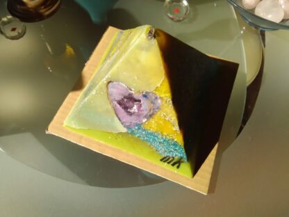 Piramide Orgone Amethyst Hart 17 cm V2, bergkrtistal, amethist kwarts hart en een bewerkte mineraal. Bijenwas en metalen.