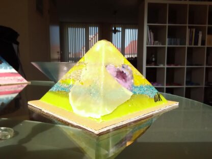 Piramide Orgone Amethyst Hart 17 cm V2, bergkrtistal, amethist kwarts hart en een bewerkte mineraal. Bijenwas en metalen.