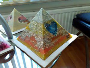 Piramide orgone Bergkristall Hart 17 cm v2, 2 Bergkristall, en kwart hart, bijenwas, metalen.