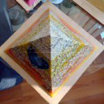 Piramide orgone Bergkristall Hart 17 cm v2, 2 Bergkristall, en kwart hart, bijenwas, metalen.