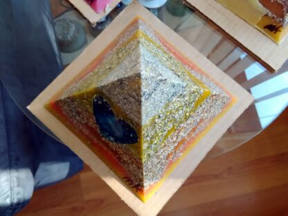 Piramide orgone Bergkristall Hart 17 cm v2, 2 Bergkristall, en kwart hart, bijenwas, metalen.