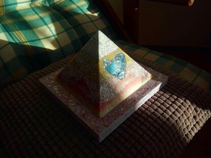 Piramide Orgone Bergkristall hart 17 cm v2