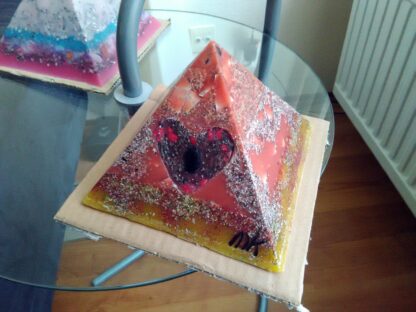 Piramide Orgone Shungite Hart 17 cm V2, bijenwas, mineralen, Bergkristall en metalen, een orgonite harten met shungite