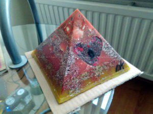 Piramide Orgone Shungite Hart 17 cm V2, bijenwas, mineralen, Bergkristall en metalen, een orgonite harten met shungite