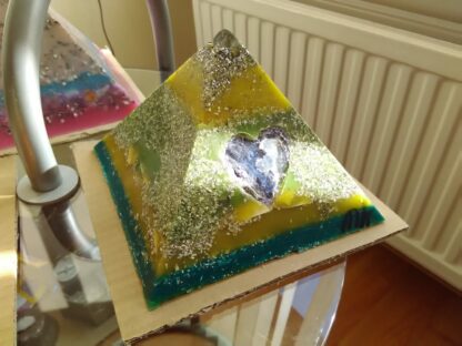 Piramide Orgone Sodalit Hart 17 cm V2, bijenwas, bergkristall, mineralen, metalen, orgonite hart.