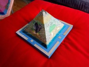 Piramide Orgone Sodalit Hart 17 cm V2
