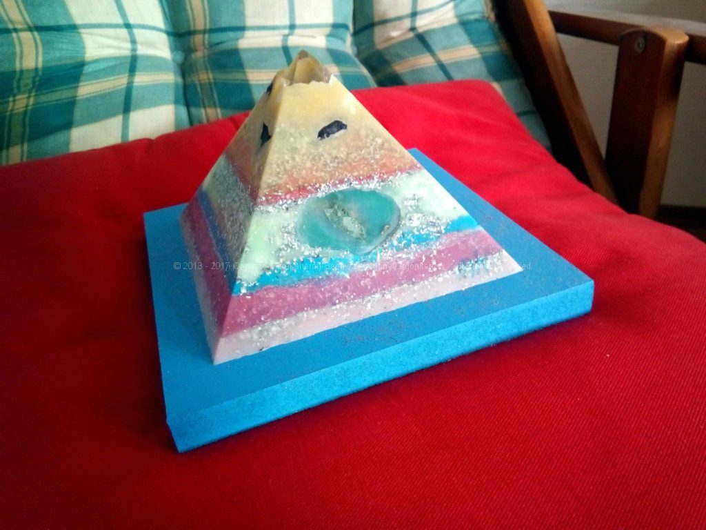 Kunst Dag 17 cm piramide orgonite