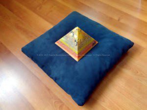 Shogun 17 cm pyramid orgonite, bergkristall, shungite, tourmalijn, bijenwas en metalen.