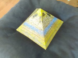 Birmingham 17 cm pyramid orgonite, bergkristall, shungite, tourmalijn, bijenwas en metalen.