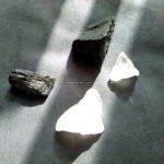 Die Link 17 cm pyramide orgonit, bienenwachs und metallen, bergkristalle shungite und schwarzer turmalin.