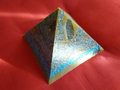 Die Link 17 cm pyramide orgonit, bienenwachs und metallen, bergkristalle shungite und schwarzer turmalin.