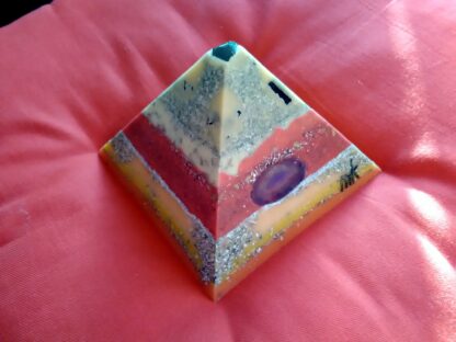 Kunstwerk 17 cm piramide orgonite.