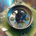 Liverpool 17 cm pyramid orgonite, bergkristall, shungite, tourmalijn, bijenwas en metalen.