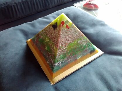 Liverpool 17 cm pyramid orgonite, bergkristall, shungite, tourmalijn, bijenwas en metalen.