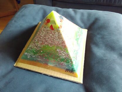 Liverpool 17 cm pyramid orgonite, bergkristall, shungite, tourmalijn, bijenwas en metalen.