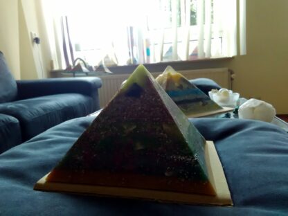 Liverpool 17 cm pyramid orgonite, bergkristall, shungite, tourmalijn, bijenwas en metalen.