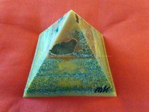 London 17 cm pyramid orgonite, bergkristall, shungite, tourmalijn, bijenwas en metalen.