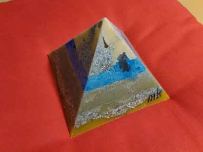 Manchester 17 cm pyramid orgonite, bergkristall, shungite, tourmalijn, bijenwas en metalen.