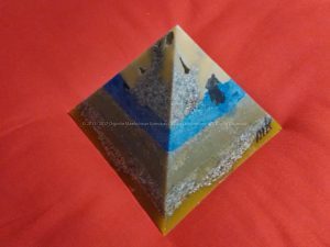 Manchester 17 cm pyramid orgonite, bergkristall, shungite, tourmalijn, bijenwas en metalen.