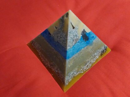 Manchester 17 cm pyramid orgonite, bergkristall, shungite, tourmalijn, bijenwas en metalen.