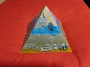 Manchester 17 cm pyramid orgonite, bergkristall, shungite, tourmalijn, bijenwas en metalen.