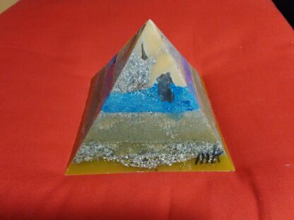 Manchester 17 cm pyramid orgonite, bergkristall, shungite, tourmalijn, bijenwas en metalen.