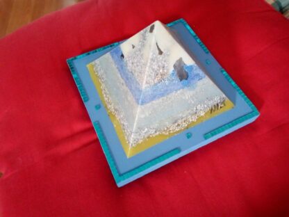 Manchester 17 cm pyramid orgonite