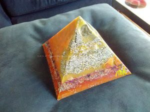 Uber Alles Uber Alles 17 cm pyramide orgonit, bienenwachs und metallen, bergkristalle shungite und schwarzer turmalin.