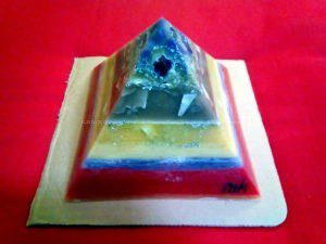 God Save The Queen 17 cm Piramide orgonite
