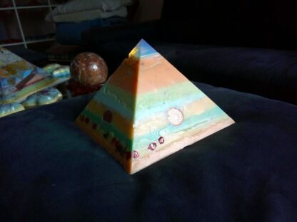 Opaliet 17 cm pyramid orgonite 001