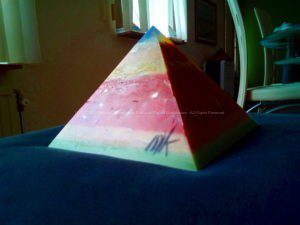 Opaliet 17 cm pyramid orgonite 002