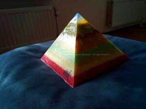 Opaliet 17 cm pyramid orgonite 003