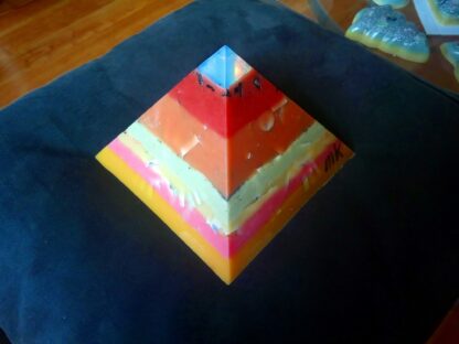 Opaliet 17 cm pyramid orgonite 004