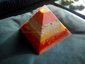 Opaliet 17 cm pyramid orgonite 005
