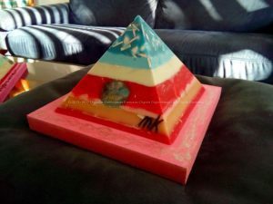 Blauw en Rode 17 cm piramide orgonite