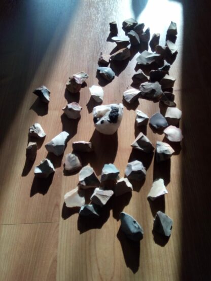 Polychroom 24 cm pyramid orgonite, bijenwas, polychroom jaspis, bergkristal met zwarte tourmalijn, metalen, andere materialen.
