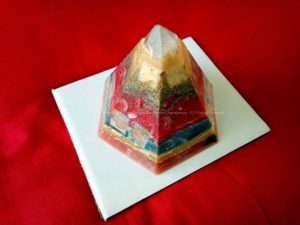 Golden pyramid beeswax orgonite one, met bijenwas, metalen, bergkristal, fluoriet en mosaic steentjes.